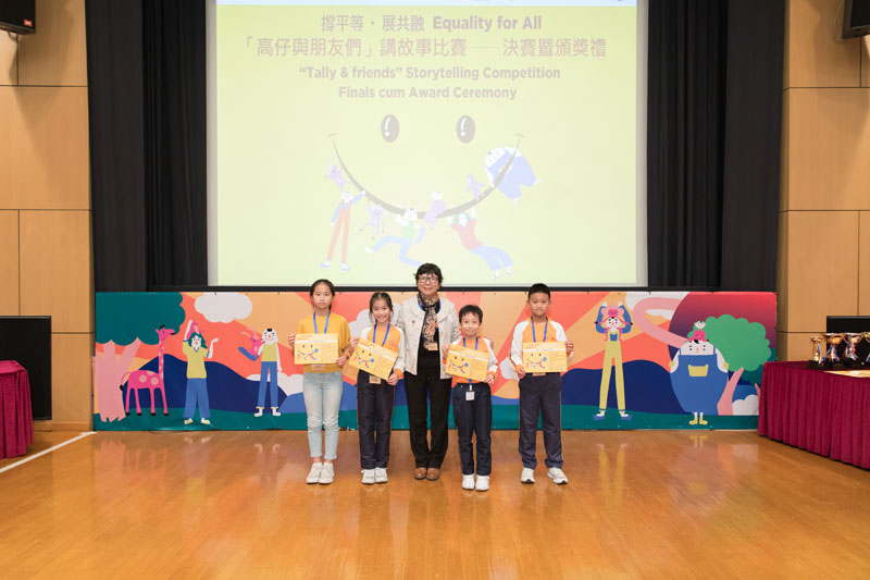 合作組評判香港兒童文藝協會會長何巧嬋女士頒發獎狀予入圍隊伍。